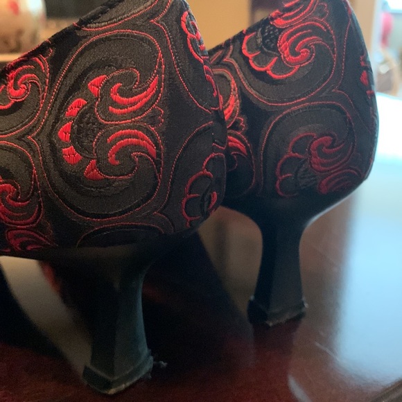 Black/Red Patterned Fabric Pointed Toe Pumps with Kitty Heels. Size 37 - Picture 5 of 7
